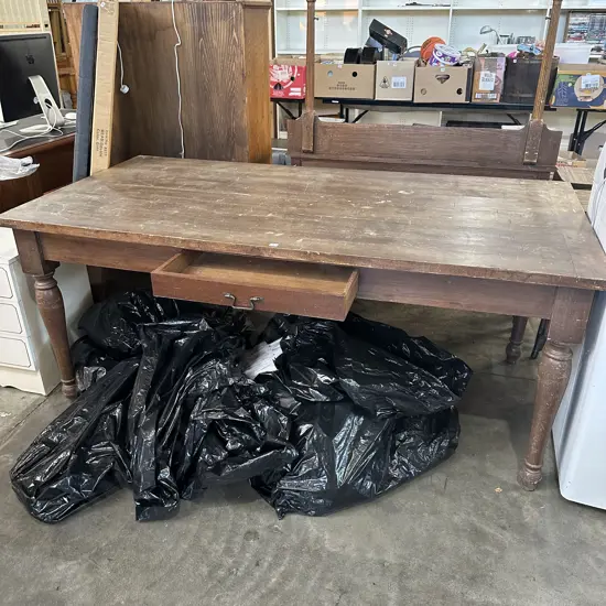Rustic table with screw legs