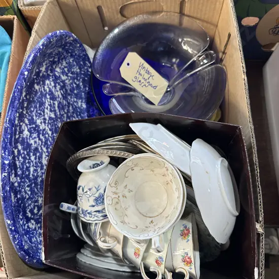 Box of collectables inc vintage glassware