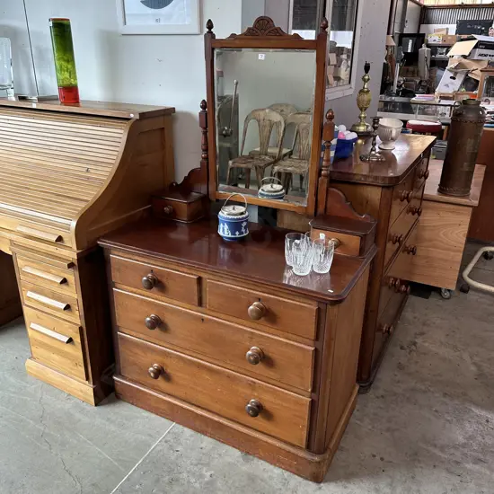 Colonial dressing table
