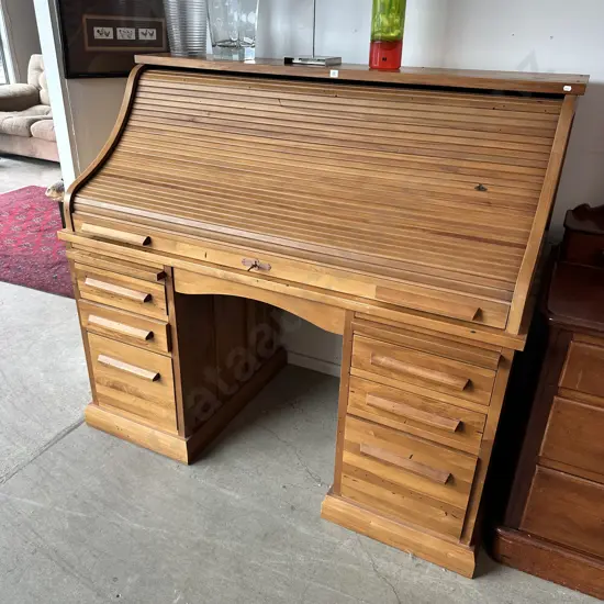 Solid roll top desk
