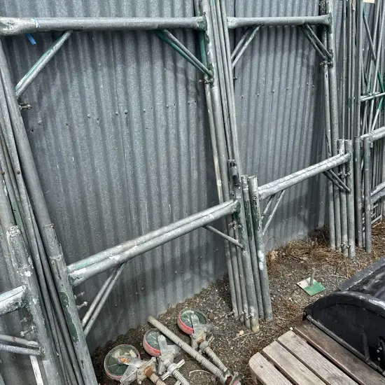 Scaffold set on rollers plus part scaffold set