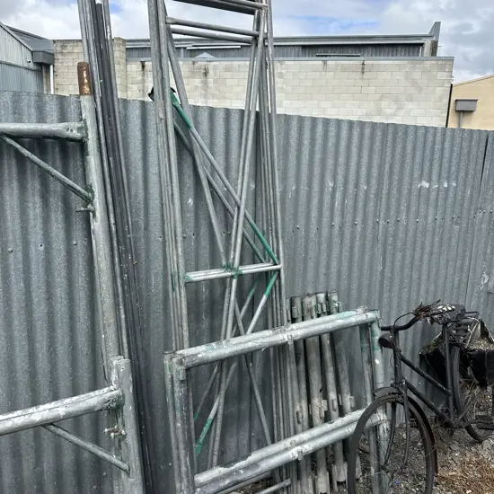 Scaffold safety rails