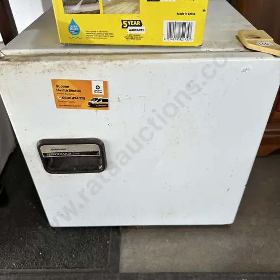 Mini fridge & mat - average