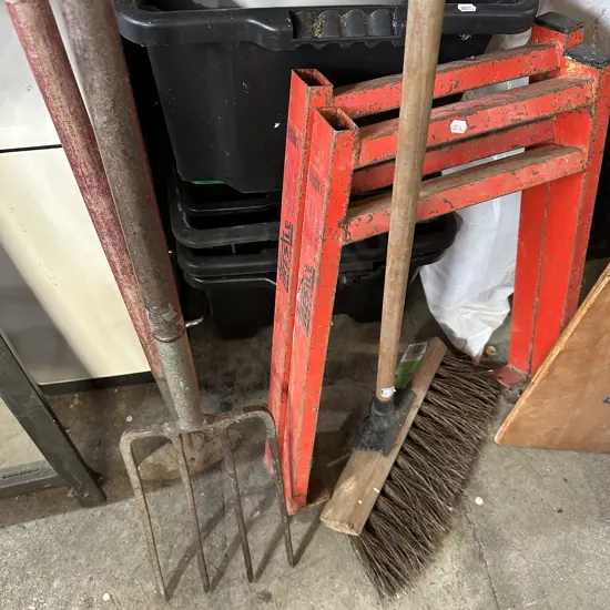 Trestle legs, 3 tools