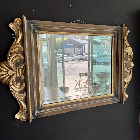Decorative bevelled mirror
