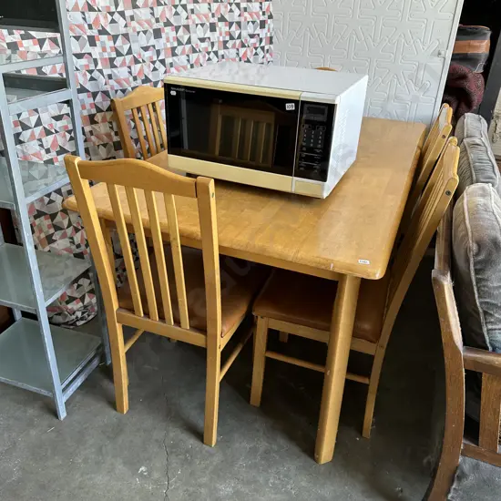 Table and 5 chairs - average