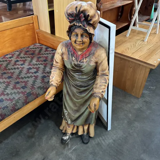 Statue waiter damaged