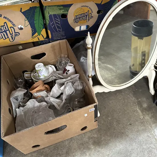 Chinaware and swing mirror