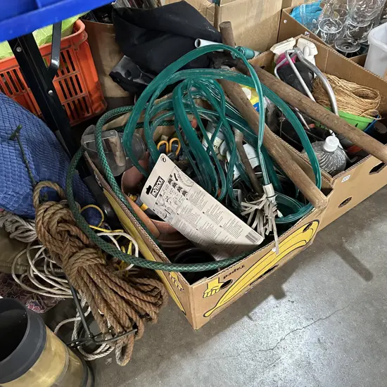 2 box garden items plus rope and hose timers