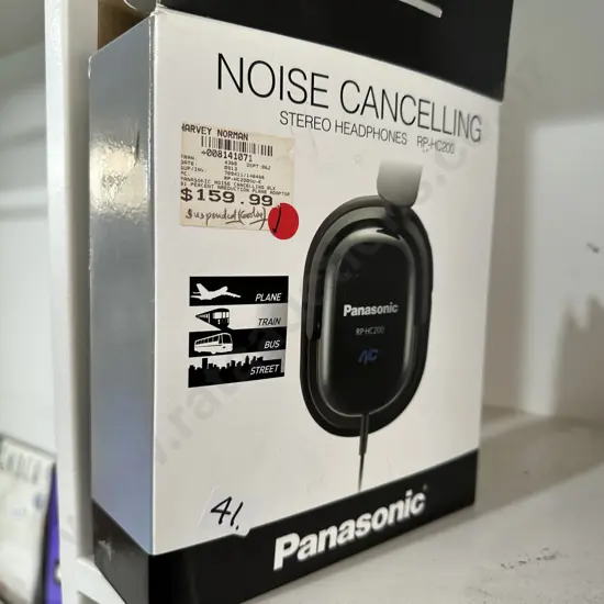 Noise cancelling headphones