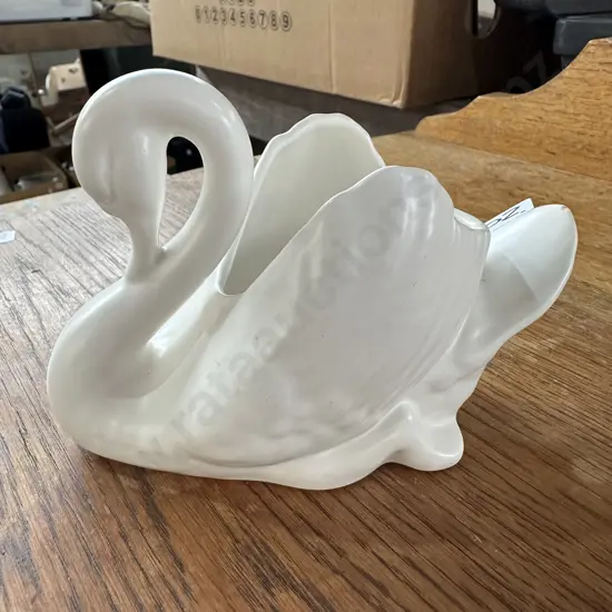 Small Crown Lynn Swan 154 (tiny chip on tail)