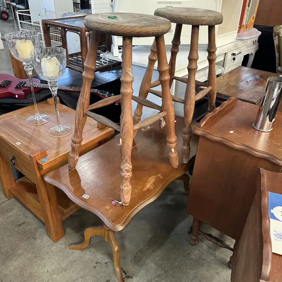 Coffee table and pr stools