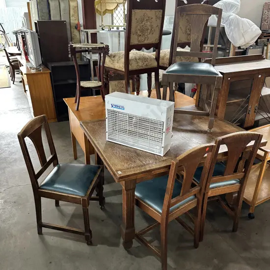 Oak extendable table and 4 chairs- average