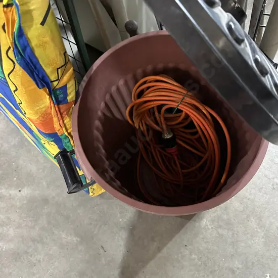 Rubbish bin and lead