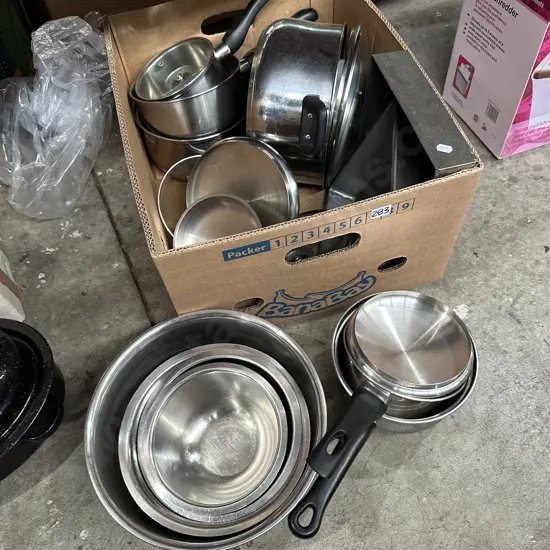 Set mixing bowls and pots