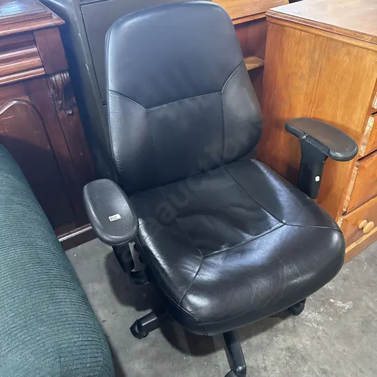 Office chair (damaged arm)
