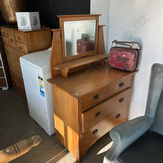 Rimu dressing table