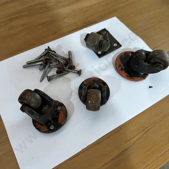 Heavy Duty casters and screws