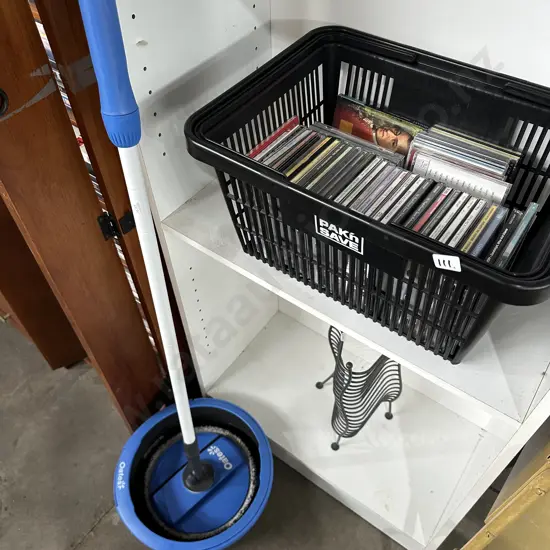 CDs stand plus mop