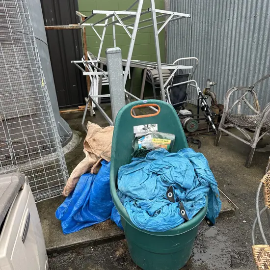 Caddy, fadges, sacks etc and airer