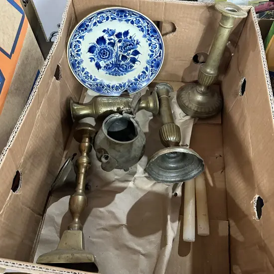 Box brassware and delft plate