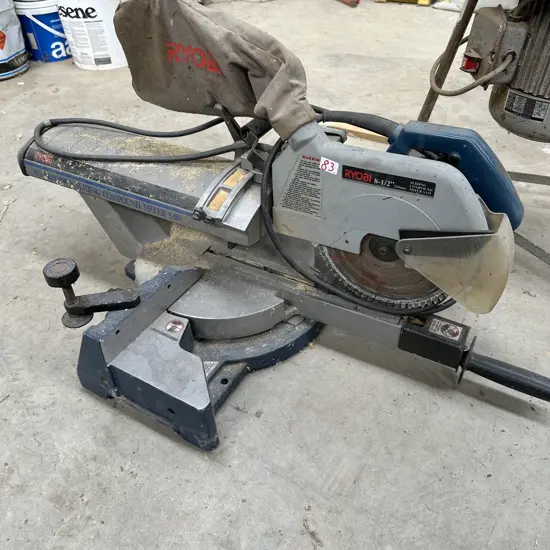 Sliding compound mitre saw