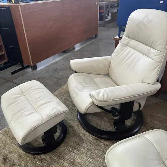 Stressless Leather chair and rest