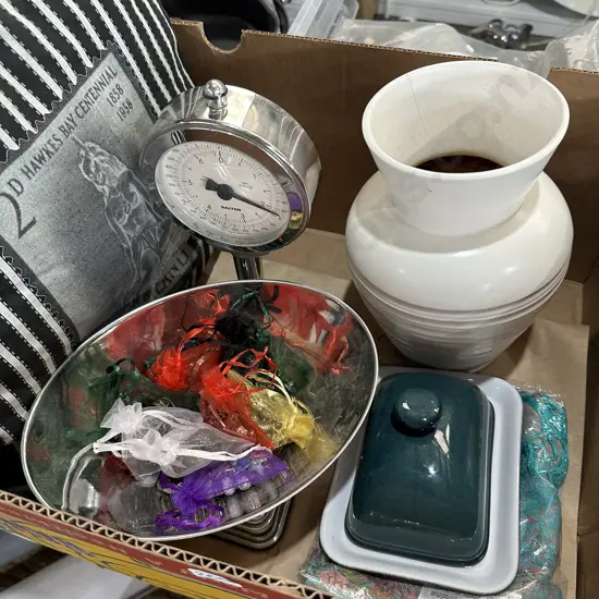 Scales and CL vase with hairlines