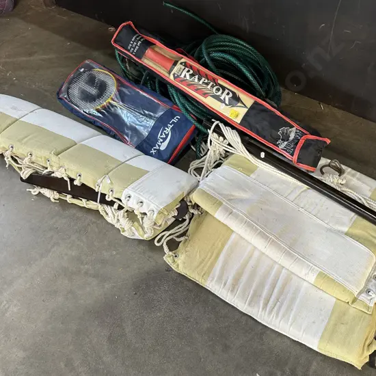 2 swinging seats and hose plus cricket set