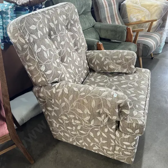 Very tidy lounge chair