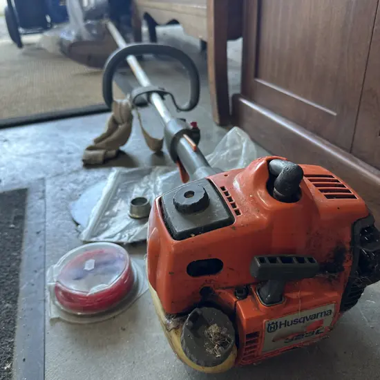 Husky 323L strimmer/scrub cutter - sold as working