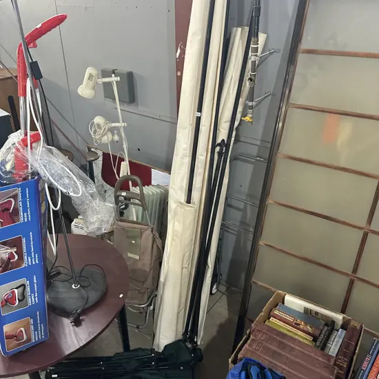 Blinds, curtain rails, 2 folding chairs