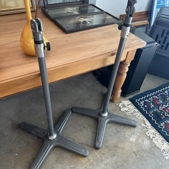 Pr of microphone stands