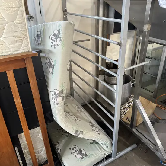 Foam mattress on metal base (average)