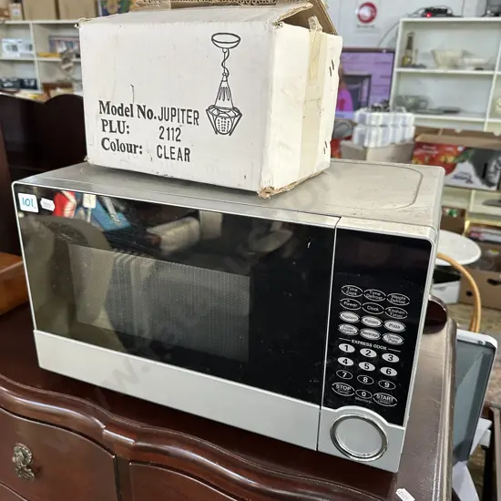 microwave and light fitting