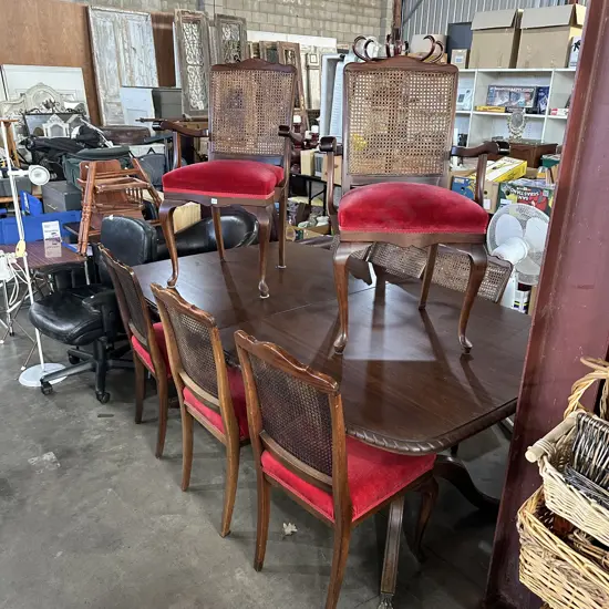 Extendable table and 8 chairs