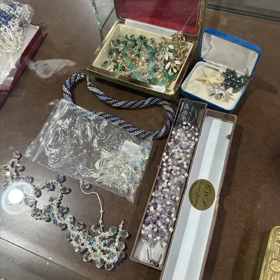 Costume jewellery and brooches