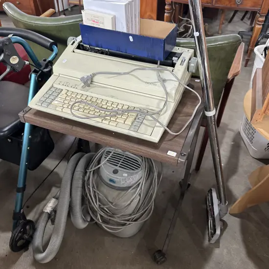 Typewritter, vac and desk