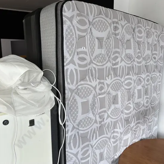 Very tidy Queen bed with quality electric blanket