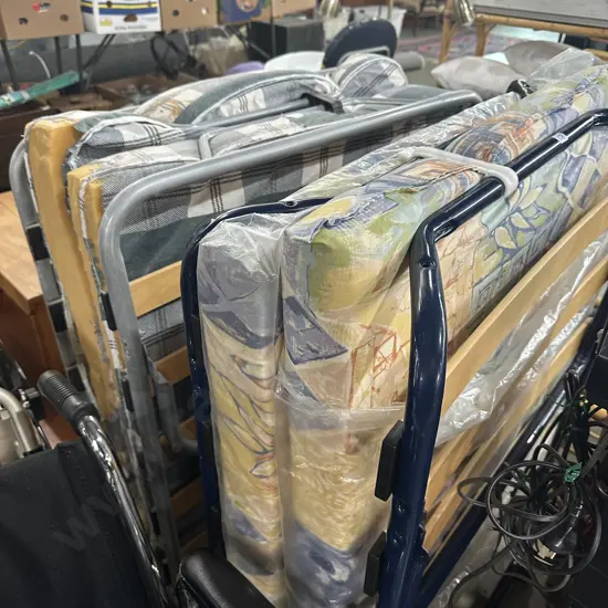 2 roll away beds (one very average)