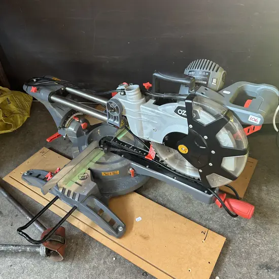 Sliding compound mitre saw