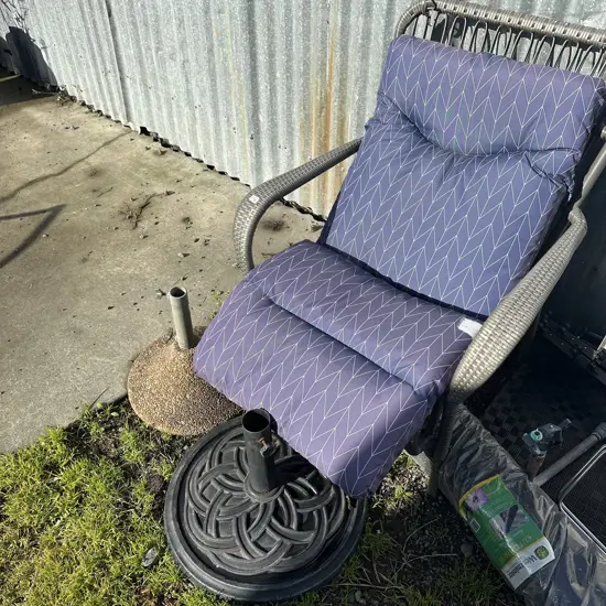 2 umbella bases and chair