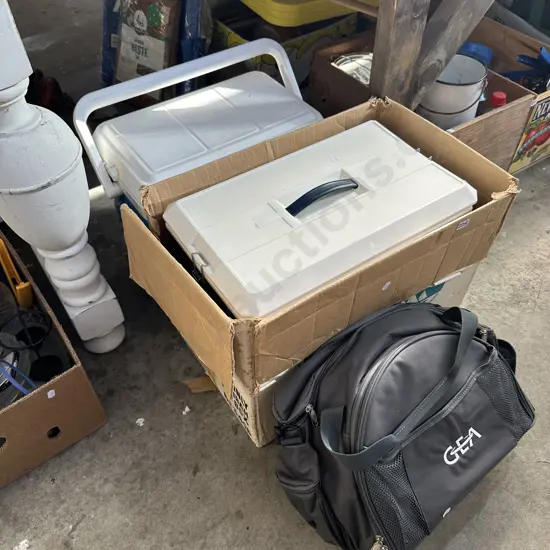 2 eskys and picnic set