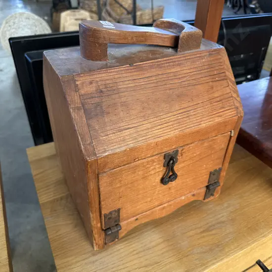 Shoe shine box