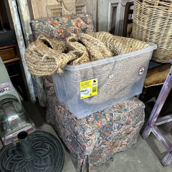 Round jute rug plus bedside