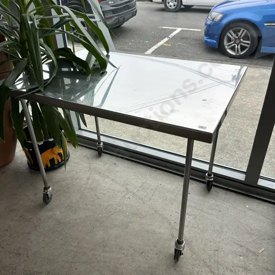 Stainless mobile table 1000 x 700