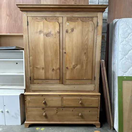 Baltic Pine linen press
