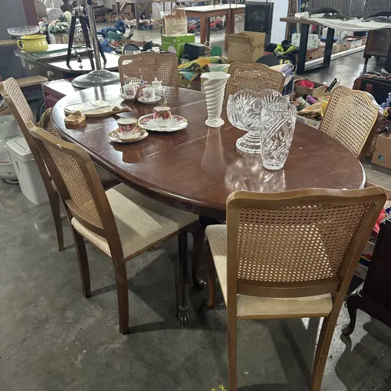 Single pedestal table and 6 chairs