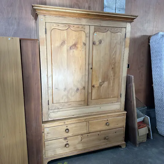Baltic Pine linen press