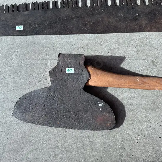Wide trimming axe